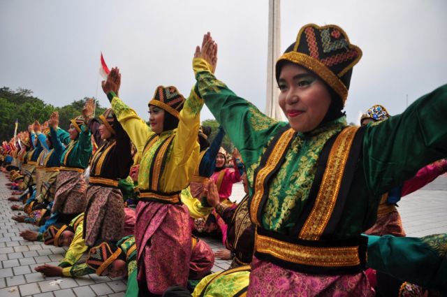 Pagelaran Saman 10.001 Penari Pecahkan Rekor MURI! Kamu Harus Tahu Filosofi Mendalam dari Tarian Ini