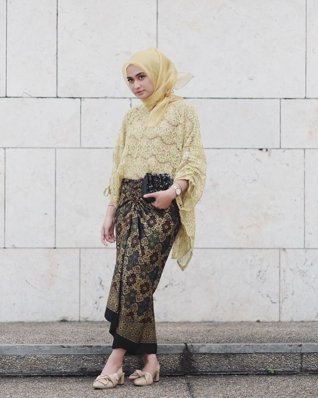 Ini Lho, Hijab Organza Berbahan Mirip Kaca Mengilap yang Lagi Ngetren di Kalangan Hijaber