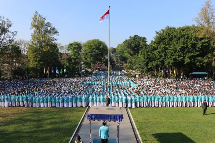 Mahasiswa Baru dari UNS Bikin Atraksi yang Pecahkan Rekor MURI. Selamat Tinggal Ospek Kuno!