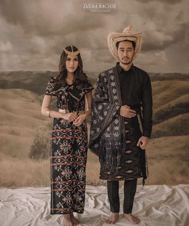 Khidmatnya Sesi Prewedding Menggunakan Pakaian  Adat  Daerah 