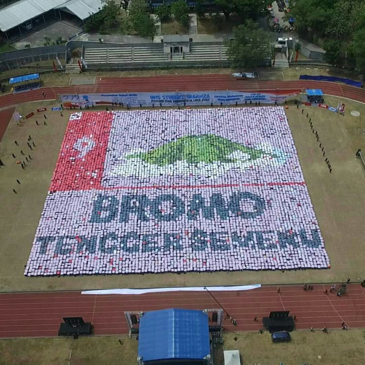 Mahasiswa Baru dari UNS Bikin Atraksi yang Pecahkan Rekor MURI. Selamat Tinggal Ospek Kuno!