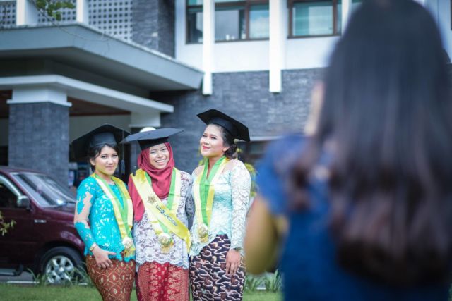 13 Inspirasi Spot Outdoor untuk Foto Wisuda. Biar Lebih Berkesan dan Hasilnya Tetap Istimewa