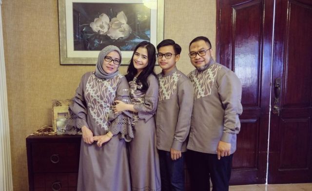 10 Inspirasi Seragam Keluarga untuk Segala Acara. Biarpun Kembaran Namun Tetap Istimewa