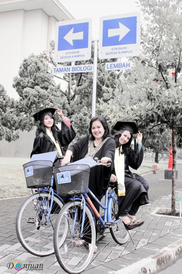 13 Inspirasi Spot Outdoor untuk Foto Wisuda. Biar Lebih Berkesan dan Hasilnya Tetap Istimewa