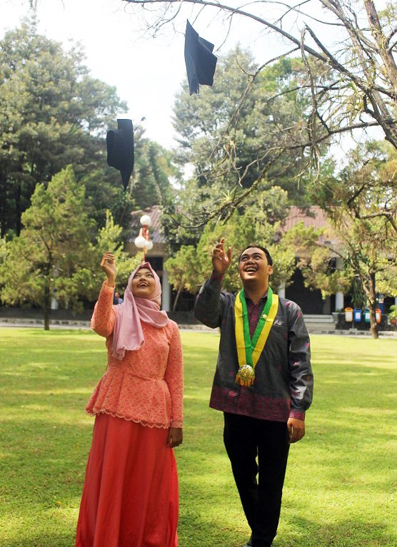 13 Inspirasi Spot Outdoor untuk Foto Wisuda. Biar Lebih Berkesan dan Hasilnya Tetap Istimewa
