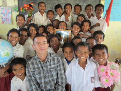 Rian bersama murid-muridnya di Rote, NTT.