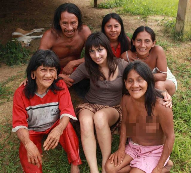 Lagi Traveling, Wanita Cantik Ini Malah Dinikahi Kepala Suku. Begini Nasibnya Kini... 7 Lagi Traveling, Wanita Cantik Ini Malah Dinikahi Kepala Suku. Begini Nasibnya Kini...