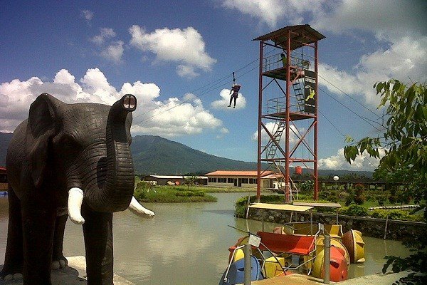wahana wisata yang ada di kampung rawa