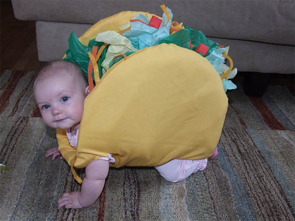 13 Parade Foto Bayi dengan Kostum yang Unik. Mulai 'Dilipat' dalam Sandwich Sampai Baju Monyet. Aih Lucu!