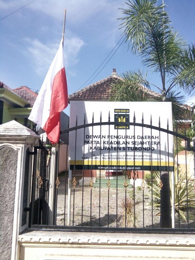 Seorang Warga Kibarkan Bendera Merah-Putih dengan Gagang Sapu. Bebas Sih Tapi Nggak Gini Juga Kali!