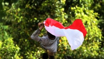 Seorang Warga Kibarkan Bendera Merah-Putih dengan Gagang Sapu. Bebas Sih Tapi Nggak Gini Juga Kali!