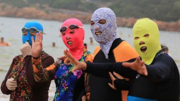 Facekini, Pakaian Renang yang Jadi Tren di China. Bentuknya Nyentrik dan Unik Banget Ya!