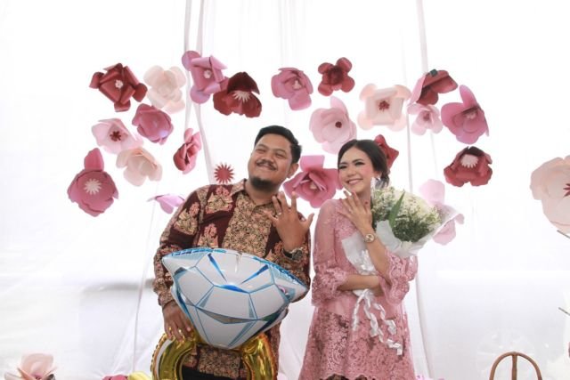 Tren Bunga Kertas untuk Backdrop Lamaran atau Pelaminan yang Manis Banget! Simak 15 Inspirasinya