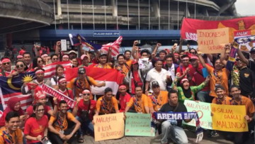 Di Tengah Sea Games 2017 yang Penuh Kontroversi, Suporter Indonesia dan Malaysia Ini Buat Aksi Damai