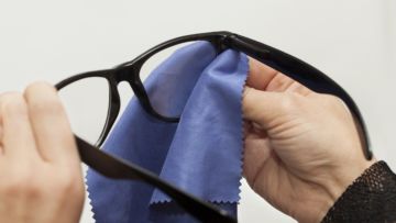 6 Benda Pembersih Ini Bisa Bantu Rawat Lensa Plastik Kacamatamu. Nggak Perlu Lagi Gonta-Ganti Lensa