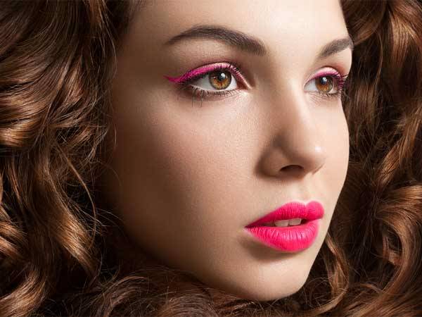 Ingin Pakai Eyeliner Berwarna Tanpa Terlihat Lebay? Akali dengan Cara Berikut Ini!