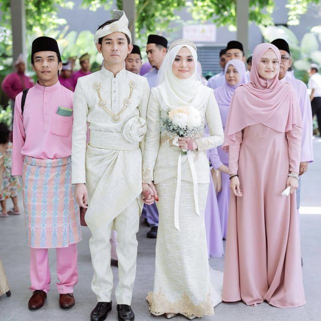 13 Inspirasi Gaun Pengantin  Melayu  Untukmu yang Berhijab 