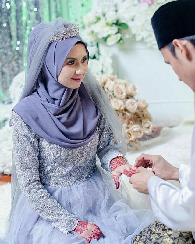 13 Inspirasi Gaun Pengantin  Melayu Untukmu yang Berhijab 