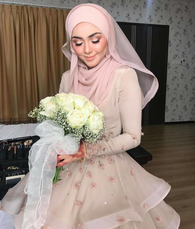 13 Inspirasi Gaun Pengantin Melayu Untukmu yang Berhijab. Sederhana, Sopan dan Tetap Menawan