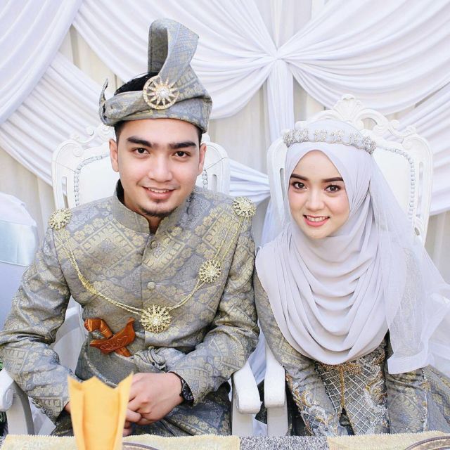 13 Inspirasi Gaun Pengantin Melayu Untukmu yang Berhijab 