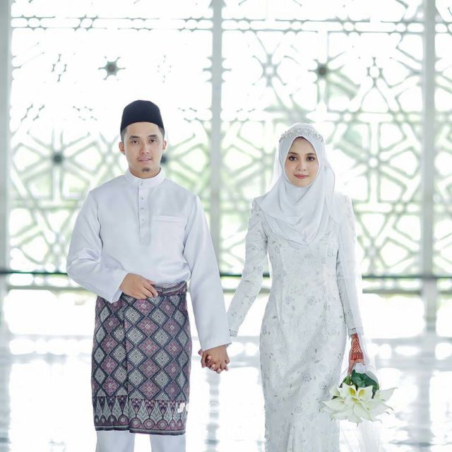 13 Inspirasi Gaun Pengantin Melayu Untukmu yang Berhijab 