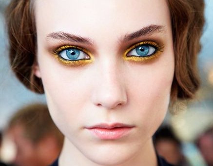 Ingin Pakai Eyeliner Berwarna Tanpa Terlihat Lebay? Akali dengan Cara Berikut Ini!
