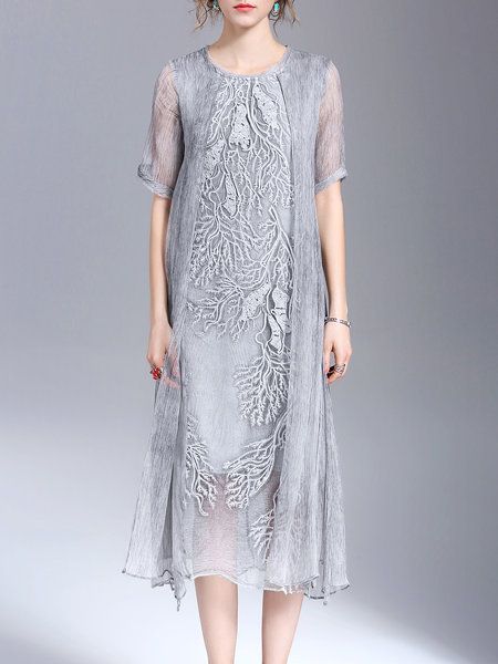 12 Inspirasi Loose Midi Dress untuk Acara Formal. Yang Satu Ini Jaminan Tidak Membentuk Lekuk Tubuh, Lho!