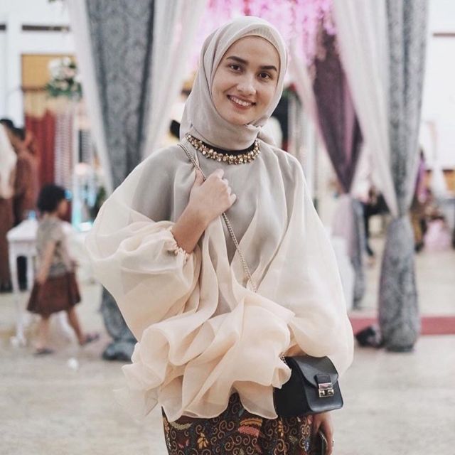 12 Inspirasi Atasan Berbahan Kain Kaca atau Organza Buat Pergi Kondangan, Spesial Untukmu yang Berhijab