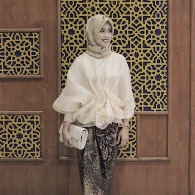 12 Inspirasi Atasan Berbahan Kain Kaca atau Organza Buat Pergi Kondangan, Spesial Untukmu yang Berhijab
