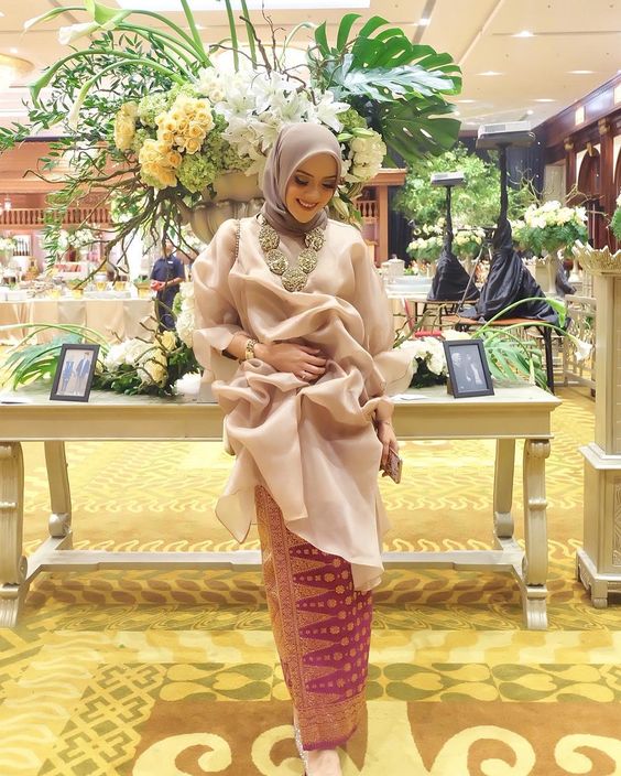 12 Inspirasi Atasan Berbahan Kain Kaca atau Organza Buat Pergi Kondangan, Spesial Untukmu yang Berhijab