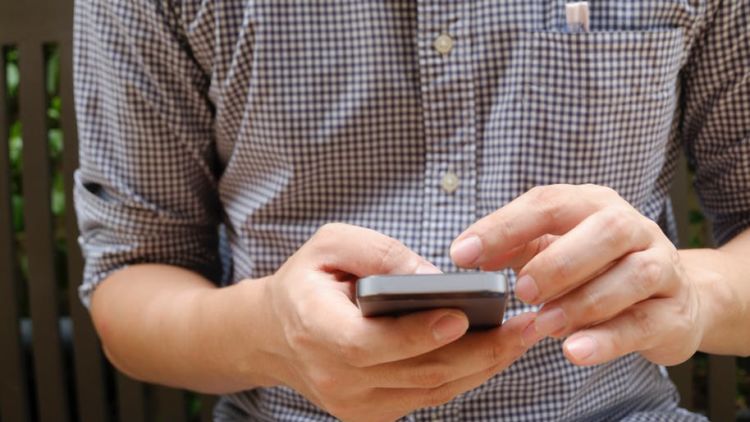 Inilah 6 Alasan Kenapa Doi Lama Banget Balas Chat Kamu!