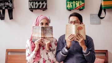 Biar Hasil Foto Prewedding Lebih Manis dan Berkesan, 14 Properti Sederhana Ini Bisa Kalian Gunakan