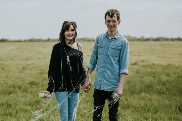 Biar Hasil Foto Prewedding Lebih Manis dan Berkesan, 14 Properti Sederhana Ini Bisa Kalian Gunakan
