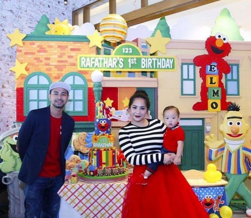 Rafathar Ulang Tahun, Warganet Malah Ribut Ngurusin Komennya Ayu Tingting. Nggak Masuk Akal! 10 Rafathar Ulang Tahun, Warganet Malah Ribut Ngurusin Komennya Ayu Tingting. Nggak Masuk Akal!