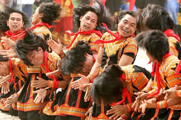 Pagelaran Saman 10.001 Penari Pecahkan Rekor MURI! Kamu Harus Tahu Filosofi Mendalam dari Tarian Ini