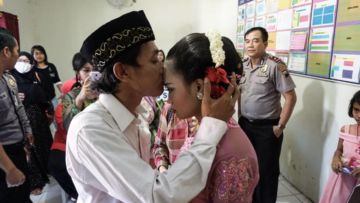 Kalau Memang Belum Siap, Menikah Bisa Ditunda. Jangan Sampai Nikah di Kantor Polisi Seperti Ini, Ya!