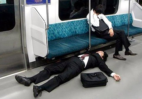 Orang tidur di tempat umum