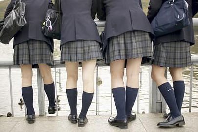 Wanita memakai rok mini dalam udara dingin
