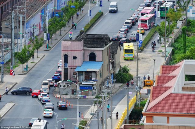 14 Tahun Tinggal Penuh Risiko, Rumah di Tengah Jalan Ini Akhirnya Dirobohkan