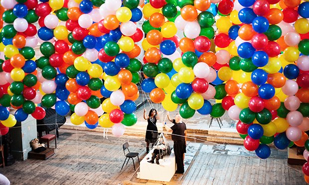 Kayak Film Up, Orang Ini Sukses Melayang dengan 20,000 Balon. Terbang Pakai Balon Bukan Fiksi Doang