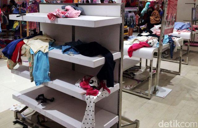 Kenapa Sih Tiap Ada Diskon Orang-orang Berubah Jadi Begitu Barbar? Pengen Gaya, Tapi Malah Meresahkan
