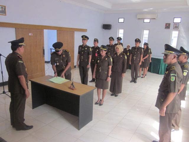 Lulusan SMA/SMK Bisa Jadi PNS! Segera Pilih dan Daftarkan Dirimu untuk Bersaing di 15 Posisi Ini