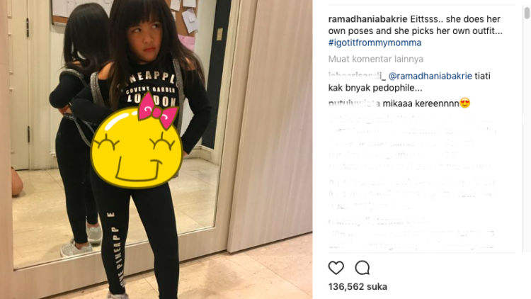 Anak Nia Ramadhani Bergaya dengan Baju Sedikit Terbuka Anak Nia Ramadhani Bergaya dengan Baju Sedikit Terbuka