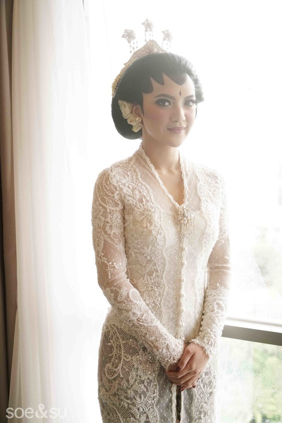 20 Inspirasi Model Kebaya Putih untuk Akad Nikah, Demi 