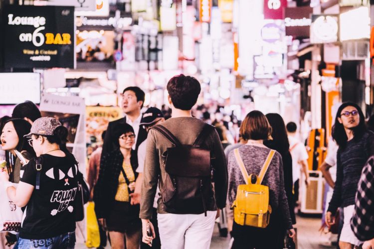 6 Hal Ajaib Tapi Lucu yang Sering Dilakukan Para Pejuang LDR Saat Menghadapi Rindu