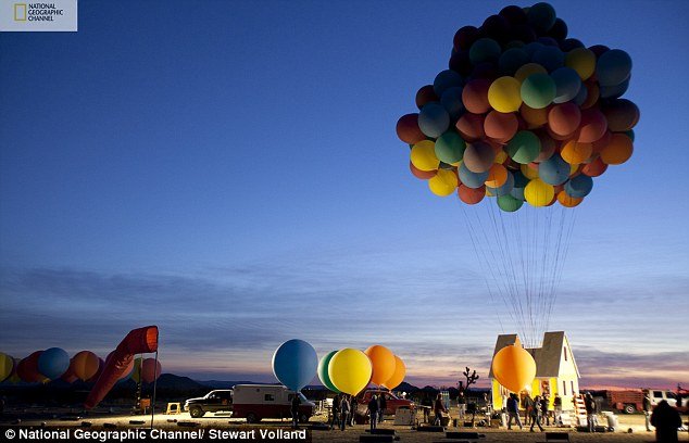 Kayak Film Up, Orang Ini Sukses Melayang dengan 20,000 Balon. Terbang Pakai Balon Bukan Fiksi Doang