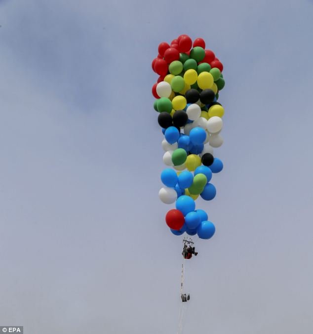 Kayak Film Up, Orang Ini Sukses Melayang dengan 20,000 Balon. Terbang Pakai Balon Bukan Fiksi Doang