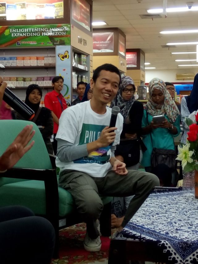 Tere Liye Berhenti Menerbitkan Buku Karena Ketidakadilan Pajak. Kalau Kayak Gini Siapa yang Keliru?