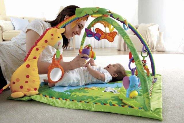 Bukan Saat Newborn, 10 Kado Ini Justru Bisa Diberikan Saat Bayi Sudah Berusia 4 Bulanan