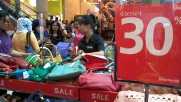 6 Tipe Orang Kalau Lagi di Mal. Salah Satunya Pasti Ada di Dirimu!